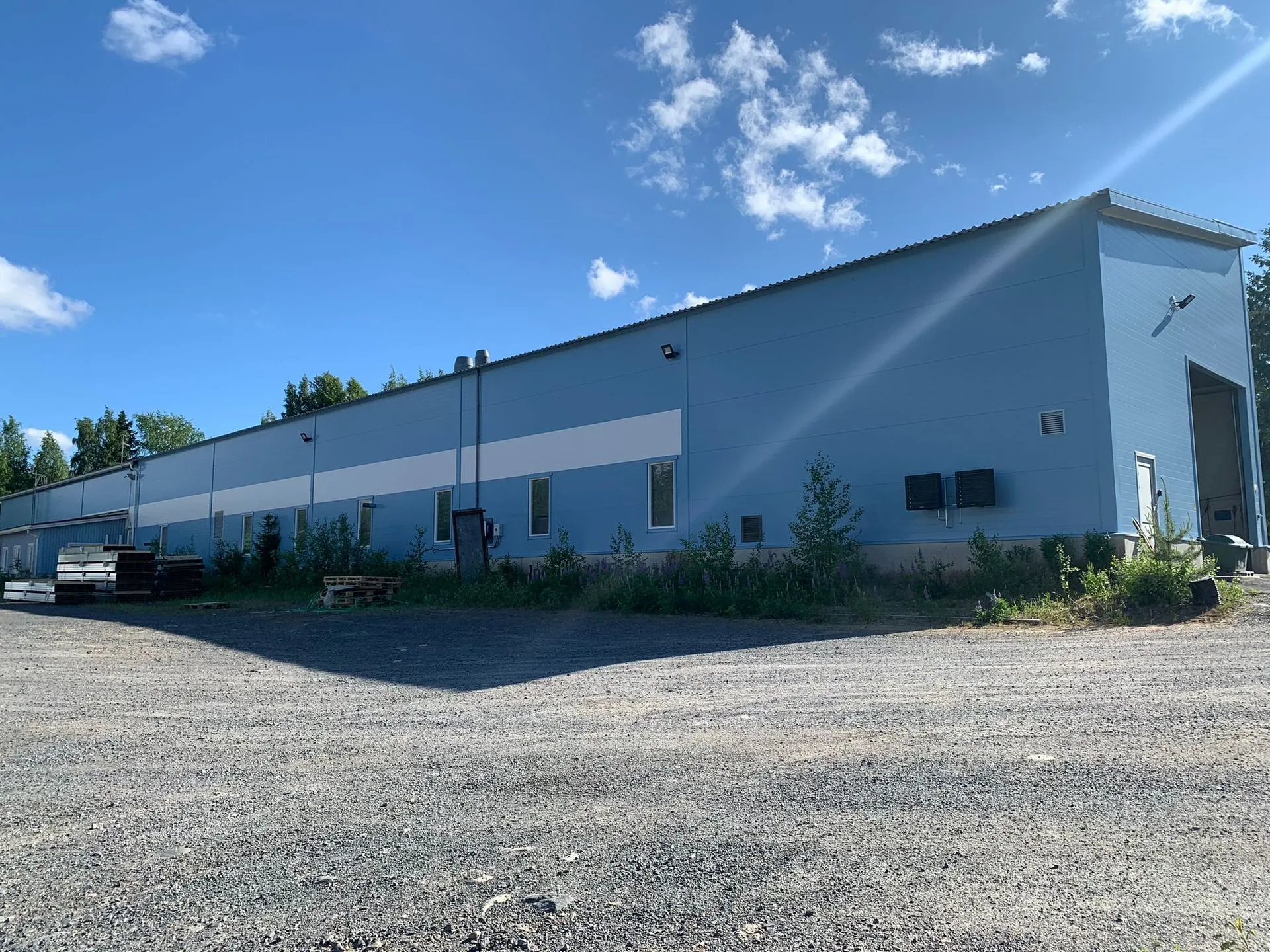 3000 m² halli · öljylämmityksen ja ilmavesilämpöpumpun rinnalle